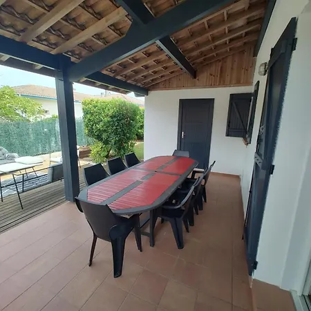Landaise Et Sa Grande Piscine Biscarrosse