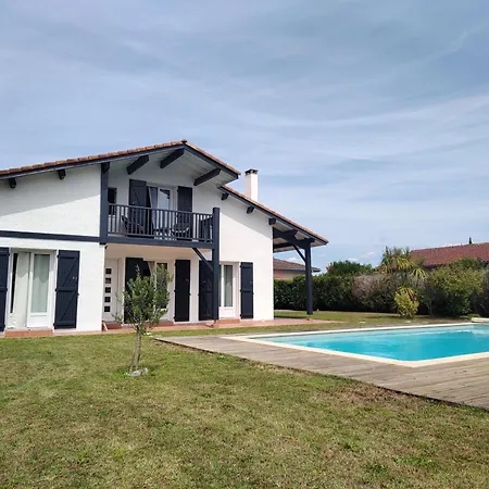 Landaise Et Sa Grande Piscine