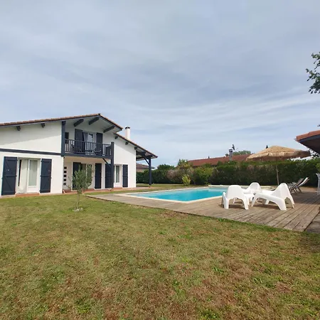 Landaise Et Sa Grande Piscine