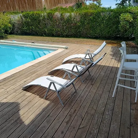 Landaise Et Sa Grande Piscine