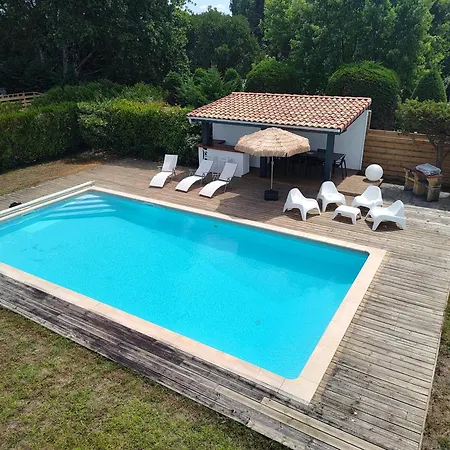 Landaise Et Sa Grande Piscine