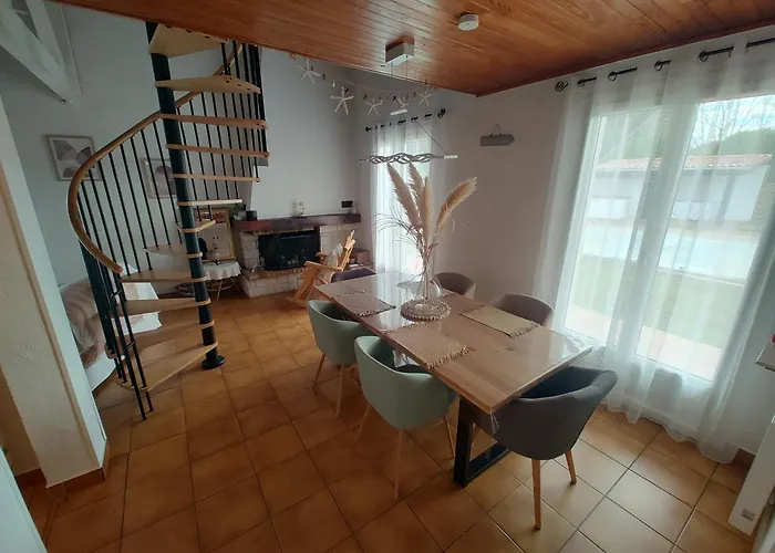 Landaise Et Sa Grande Piscine * Biscarrosse