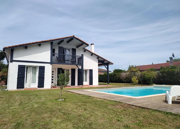 Landaise Et Sa Grande Piscine