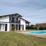 Landaise Et Sa Grande Piscine