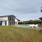 Landaise Et Sa Grande Piscine