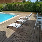 Landaise Et Sa Grande Piscine